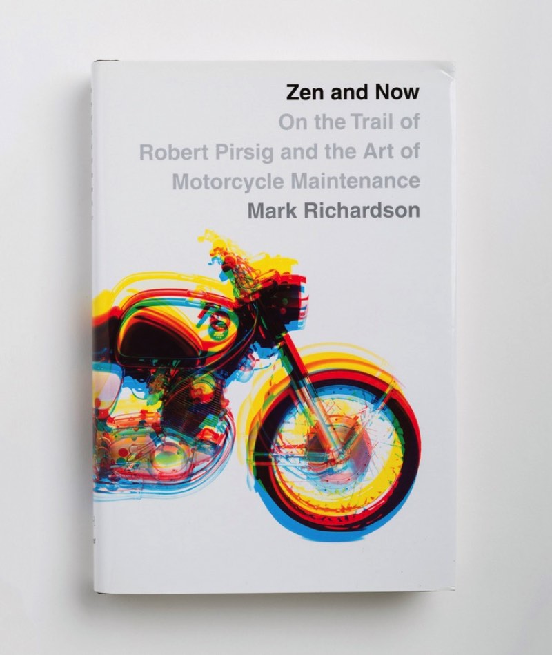 Peter Mendelsund é conhecido pelo design inteligente e pelo visual das capas dos livros de escritores como Martin Amis, Ben Marcus, Stieg Larsson, Tom McCarthy e James Gleick. Além da repaginação que ele fez para os clássicos da literatura de Simone de Beauvoir, Franz Kafka e James Joyce. Hoje em dia, Peter Mendelsund é diretor de arte associado na Alfred A. Knopf e diretor de arte na Pantheon Books, além de ter escrito dois livros sobre design.