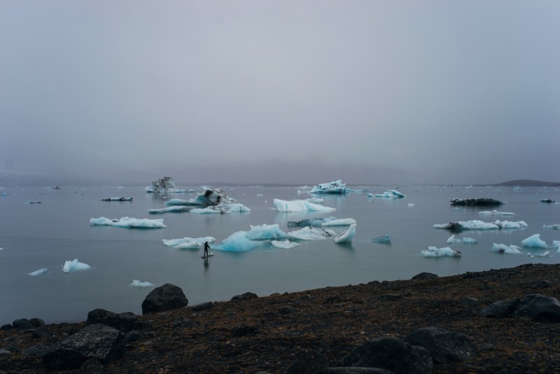 O artista Sean Yoro, mais conhecido por HULA, publicou em seu portfolio uma série de murais em icebergs que ele pintou durante uma temporada na Islândia. Esses murais foram pintados em alguns dos milhares de icebergs que estavam se soltando de uma das enormes geleiras que ainda existem na Islândia.