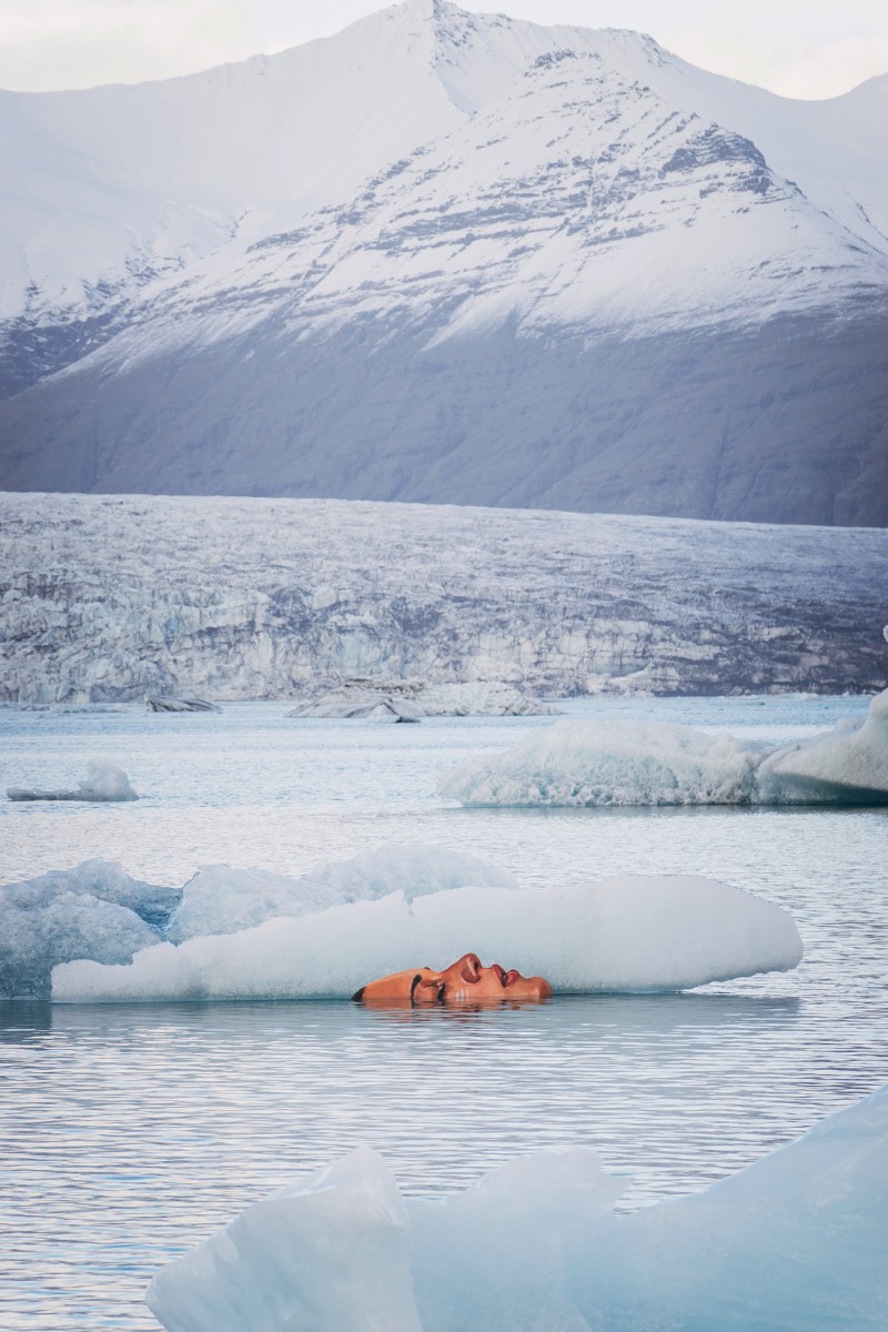 O artista Sean Yoro, mais conhecido por HULA, publicou em seu portfolio uma série de murais em icebergs que ele pintou durante uma temporada na Islândia. Esses murais foram pintados em alguns dos milhares de icebergs que estavam se soltando de uma das enormes geleiras que ainda existem na Islândia.