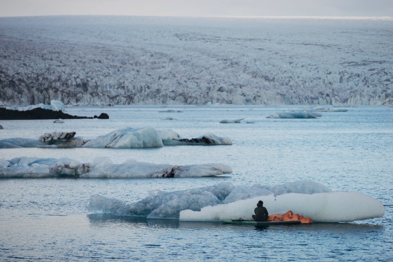 O artista Sean Yoro, mais conhecido por HULA, publicou em seu portfolio uma série de murais em icebergs que ele pintou durante uma temporada na Islândia. Esses murais foram pintados em alguns dos milhares de icebergs que estavam se soltando de uma das enormes geleiras que ainda existem na Islândia.