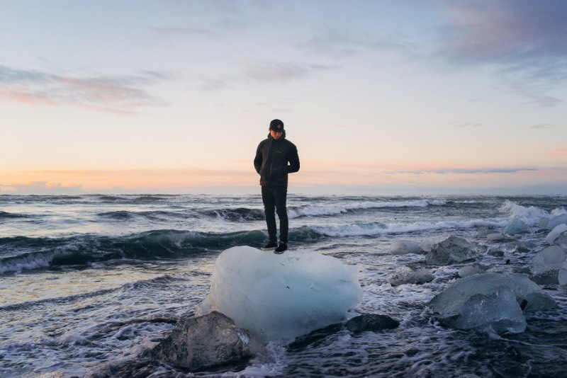O artista Sean Yoro, mais conhecido por HULA, publicou em seu portfolio uma série de murais em icebergs que ele pintou durante uma temporada na Islândia. Esses murais foram pintados em alguns dos milhares de icebergs que estavam se soltando de uma das enormes geleiras que ainda existem na Islândia.