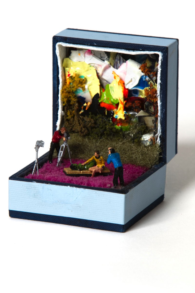 Talwst é o nome do artista responsável pela série de pequenas esculturas que você vai ver nesse post. Essas esculturas são mini dioramas feitos dentro de caixas de anéis e o artista as chamou de Infinity. 