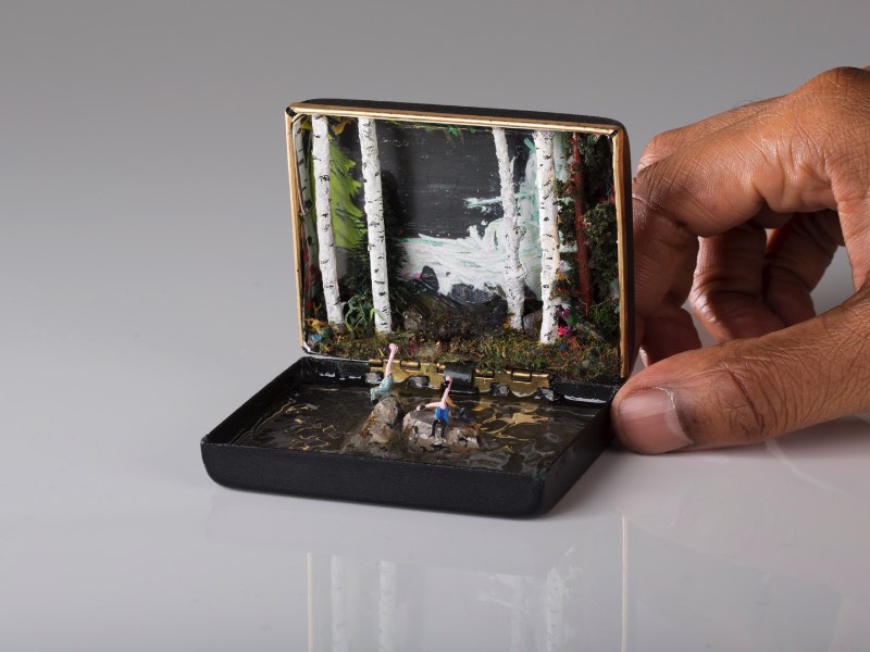 Talwst é o nome do artista responsável pela série de pequenas esculturas que você vai ver nesse post. Essas esculturas são mini dioramas feitos dentro de caixas de anéis e o artista as chamou de Infinity. 