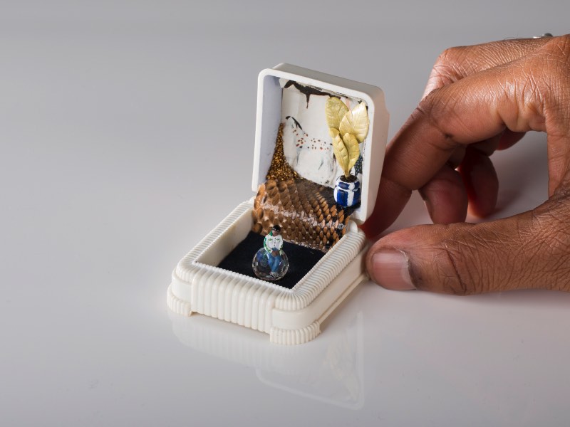 Talwst é o nome do artista responsável pela série de pequenas esculturas que você vai ver nesse post. Essas esculturas são mini dioramas feitos dentro de caixas de anéis e o artista as chamou de Infinity. 