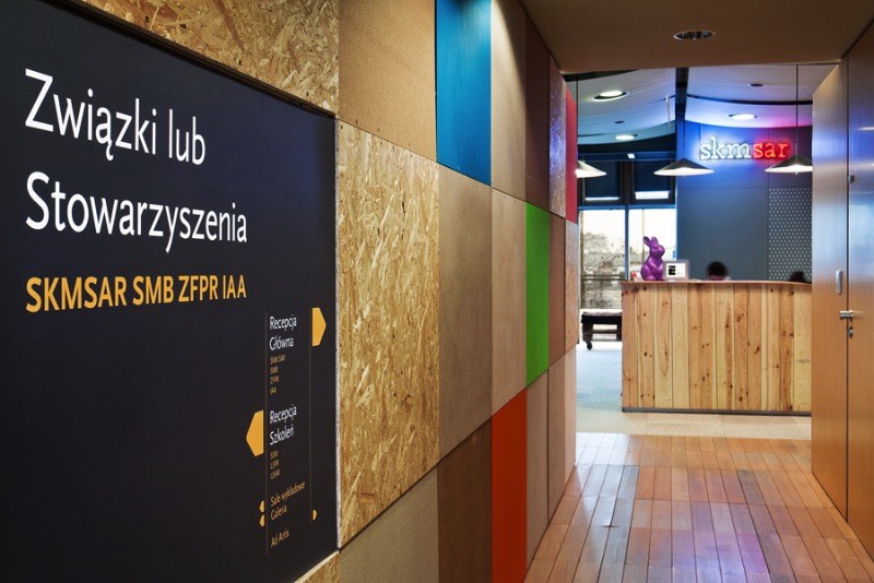 UVMW Warsaw é composto de uma equipe de designer especializados em criar identidades visuais inusitadas além de outros projetos de comunicação gráfica. Seus trabalhos são bem interessantes e variados e vão de clientes culturais até projetos bem corporativos. 