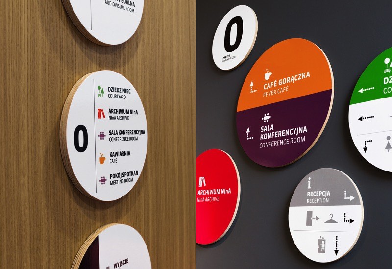UVMW Warsaw é composto de uma equipe de designer especializados em criar identidades visuais inusitadas além de outros projetos de comunicação gráfica. Seus trabalhos são bem interessantes e variados e vão de clientes culturais até projetos bem corporativos. 