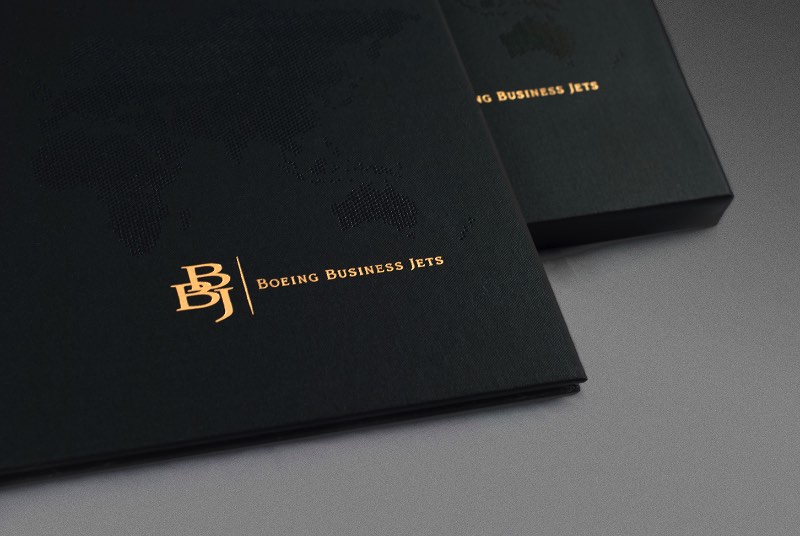 Weston Vierregger é um designer visual baseado em Seattle, onde ele vive com sua namorada e seus dois gatos. Seu portfolio é bem interessante e vai do design gráfico ao design de interação e suas ferramentas de trabalho são tão variadas quanto as imagens e layouts que cria.