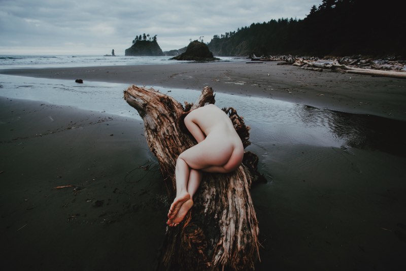 Corwin Prescott é um fotógrafo americano, baseado na Philadelphia, cujo trabalho flutua entra duas áreas distintas: a exploração da natureza e a fotografia erótica. E, por isso mesmo que resolvemos publicar o trabalho dele por aqui novamente.