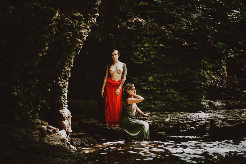 Corwin Prescott é um fotógrafo americano, baseado na Philadelphia, cujo trabalho flutua entra duas áreas distintas: a exploração da natureza e a fotografia erótica. E, por isso mesmo que resolvemos publicar o trabalho dele por aqui novamente.