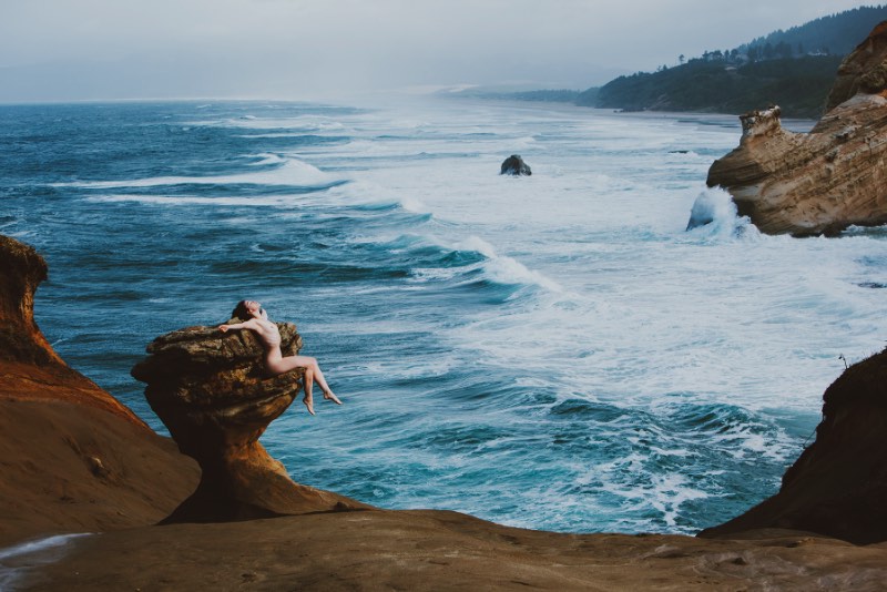 Corwin Prescott é um fotógrafo americano, baseado na Philadelphia, cujo trabalho flutua entra duas áreas distintas: a exploração da natureza e a fotografia erótica. E, por isso mesmo que resolvemos publicar o trabalho dele por aqui novamente.