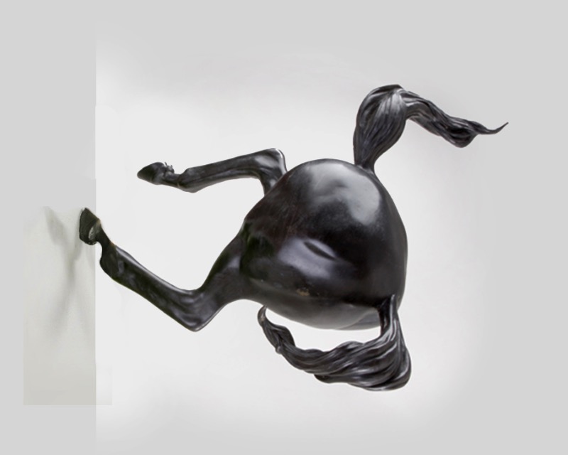O trabalho de esculturas de Monica Piloni vai me ajudar a ter pesadelos criativos hoje a noite. É sério. Suas esculturas de bonecas realistas, cavalos em pedaços, bailarinas e contorcionistas vem ao mundo para contar que, algumas vezes, as coisas não são como esperávamos. Algumas vezes o lugar comum é substuído por disformes combinações antagônicas, se é que essa frase faz sentido. 
