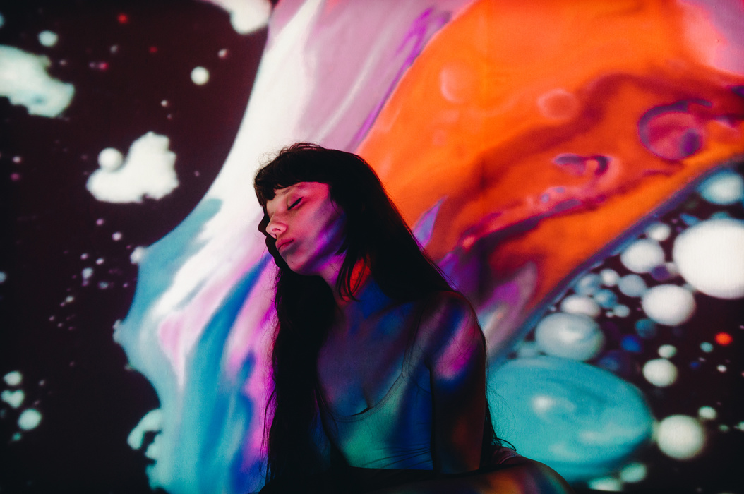 Dennis Auburn, um fotógrafo baseado no Texas, fotografou essa série de retratos psicode?licos que surgiram através de sobreposições de cores fortes e formas abstratas em uma modelo. O nome dessa série é Aura e mostra uma modelo em posições variadas que parece estar sendo beijada pelos cosmos. 