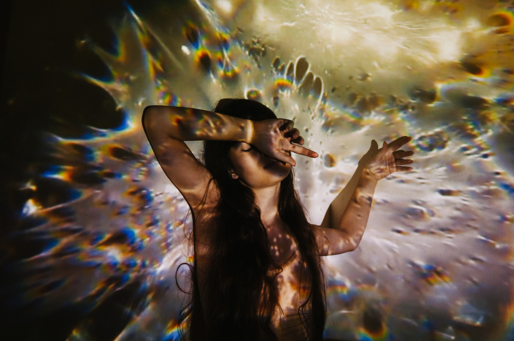 Dennis Auburn, um fotógrafo baseado no Texas, fotografou essa série de retratos psicode?licos que surgiram através de sobreposições de cores fortes e formas abstratas em uma modelo. O nome dessa série é Aura e mostra uma modelo em posições variadas que parece estar sendo beijada pelos cosmos. 