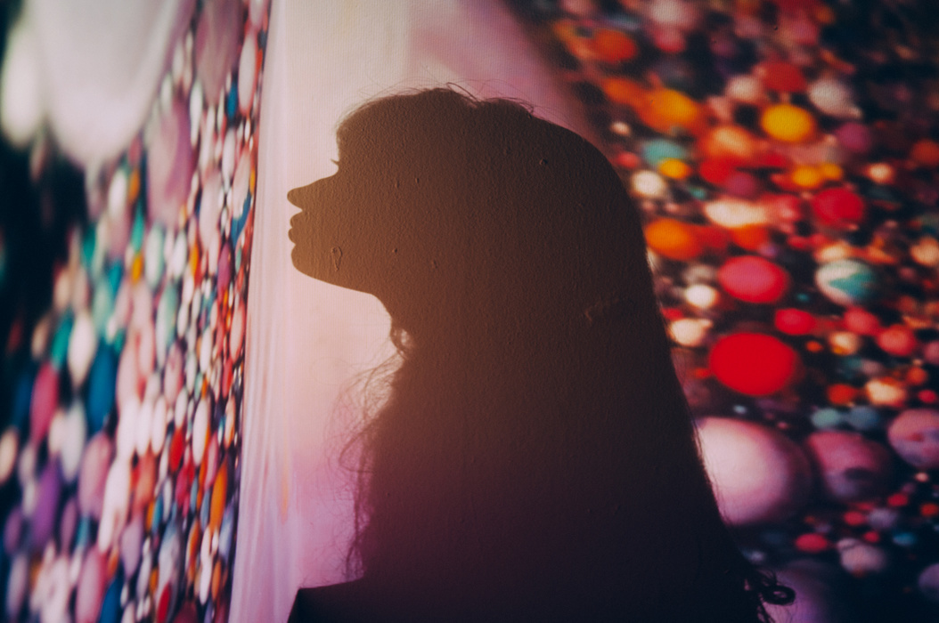 Dennis Auburn, um fotógrafo baseado no Texas, fotografou essa série de retratos psicode?licos que surgiram através de sobreposições de cores fortes e formas abstratas em uma modelo. O nome dessa série é Aura e mostra uma modelo em posições variadas que parece estar sendo beijada pelos cosmos. 