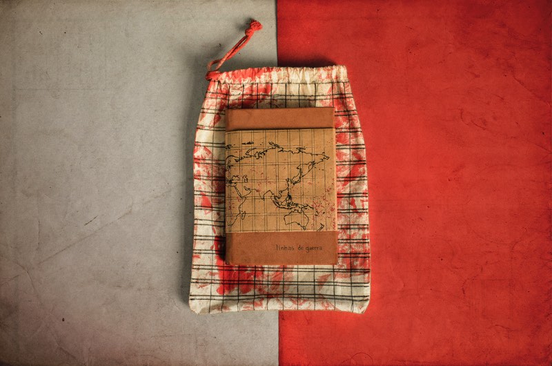 Linhas de guerra 1933-45 é o nome desse livro objeto criado pelo estudante de design Gustavo Vitulo como projeto final no curso de Design Gráfico da UEMG. O objetivo do trabalho foi de refletir sobre a influência da Segunda Guerra Mundial na história do design editorial e gráfico. 
