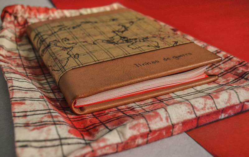 Linhas de guerra 1933-45 é o nome desse livro objeto criado pelo estudante de design Gustavo Vitulo como projeto final no curso de Design Gráfico da UEMG. O objetivo do trabalho foi de refletir sobre a influência da Segunda Guerra Mundial na história do design editorial e gráfico. 