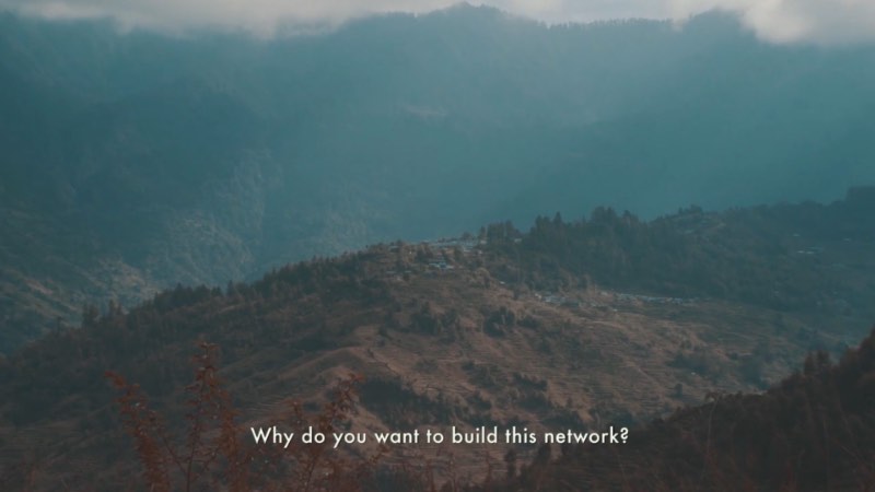 Se você é daquele tipo de pessoa que não consegue sobreviver sem uma conexão a internet, Hiking for Emails vai ser um filme de terror. Esse curta metragem dirigido por Clemens Purner, conta a história de Mahabir Pun que tinha que caminhar por quase 2 dias para conseguir chegar a uma conexão wi-fi no Nepal.