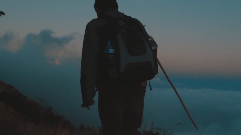 Se você é daquele tipo de pessoa que não consegue sobreviver sem uma conexão a internet, Hiking for Emails vai ser um filme de terror. Esse curta metragem dirigido por Clemens Purner, conta a história de Mahabir Pun que tinha que caminhar por quase 2 dias para conseguir chegar a uma conexão wi-fi no Nepal.
