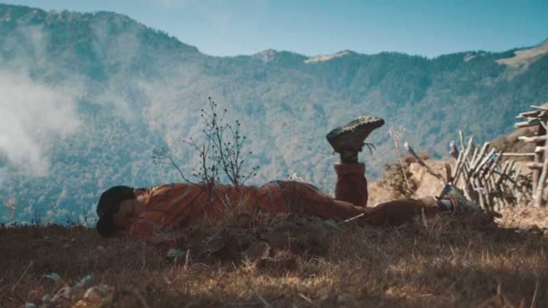 Se você é daquele tipo de pessoa que não consegue sobreviver sem uma conexão a internet, Hiking for Emails vai ser um filme de terror. Esse curta metragem dirigido por Clemens Purner, conta a história de Mahabir Pun que tinha que caminhar por quase 2 dias para conseguir chegar a uma conexão wi-fi no Nepal.