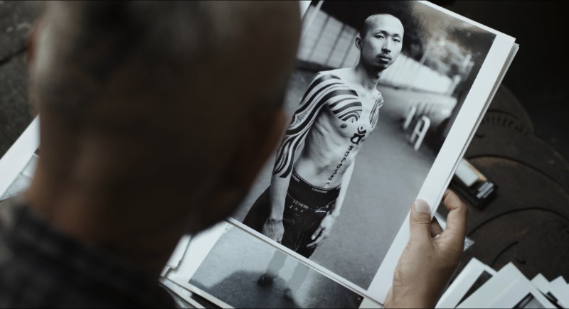 Jun Matsui é um dos tatuadores mais famosos do Brasil. O tatuador, que viveu no Japão entre 1990 e 2007, aprendeu a tatuar com uma das lendas dessa arte: Horiyoshi 3º. Foi assim que Jun Matsui aprendeu a tatuar com a mão livre e com seu estilo de traço único que segue de forma harmônica o contorno do corpo de seus clientes.
