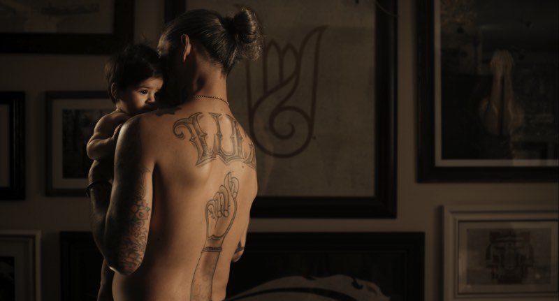 Jun Matsui é um dos tatuadores mais famosos do Brasil. O tatuador, que viveu no Japão entre 1990 e 2007, aprendeu a tatuar com uma das lendas dessa arte: Horiyoshi 3º. Foi assim que Jun Matsui aprendeu a tatuar com a mão livre e com seu estilo de traço único que segue de forma harmônica o contorno do corpo de seus clientes.