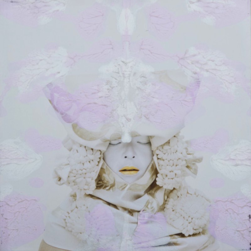 Kimiko Yoshida é uma artista japonesa que abandonou seu país natal para viver em Paris onde ela anda explorando o papel do gênero e do corpo através de uma série de auto-retratos. Essas fotografias mostram a artista em uma série de poses e fantasias diferente com apenas uma coisa em comum, o lado monocromático de tudo.