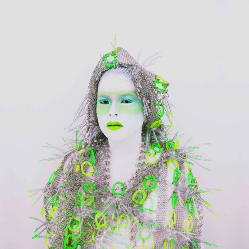 Kimiko Yoshida é uma artista japonesa que abandonou seu país natal para viver em Paris onde ela anda explorando o papel do gênero e do corpo através de uma série de auto-retratos. Essas fotografias mostram a artista em uma série de poses e fantasias diferente com apenas uma coisa em comum, o lado monocromático de tudo.