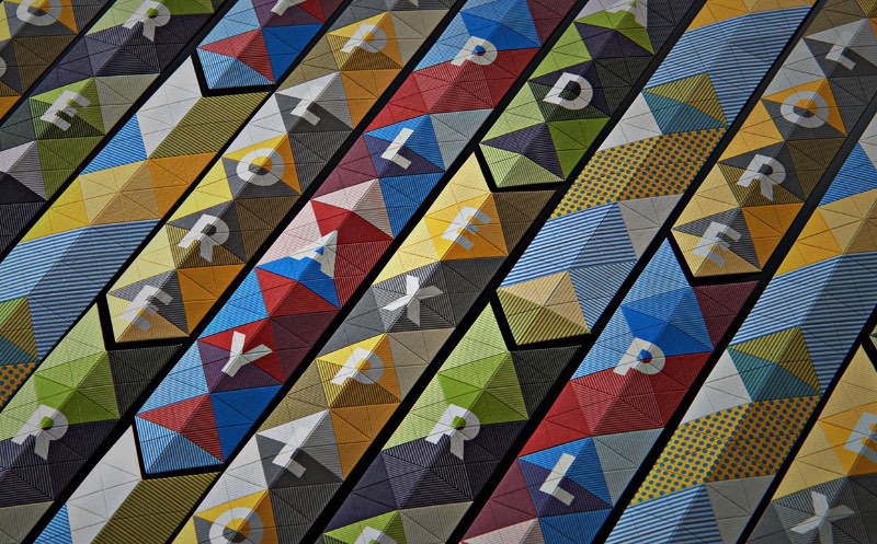 Paperlux é um estúdio de design alemão com uma paixão especial por design gráfico, materiais impressos e tipografia. Lá de Hamburgo, eles produzem belíssimos trabalhos de identidade visual com um cuidado e uma atenção excessiva aos detalhes. 