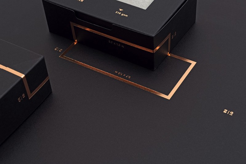 Paperlux é um estúdio de design alemão com uma paixão especial por design gráfico, materiais impressos e tipografia. Lá de Hamburgo, eles produzem belíssimos trabalhos de identidade visual com um cuidado e uma atenção excessiva aos detalhes. 