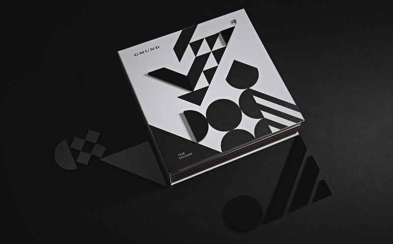 Paperlux é um estúdio de design alemão com uma paixão especial por design gráfico, materiais impressos e tipografia. Lá de Hamburgo, eles produzem belíssimos trabalhos de identidade visual com um cuidado e uma atenção excessiva aos detalhes. 