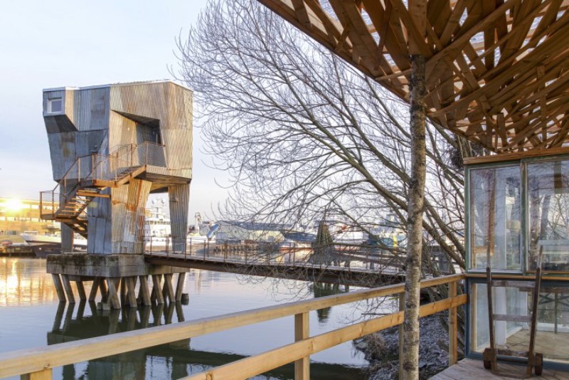 O pessoal do Raumlabor, escritório de arquitetura baseado em Berlin, criou o projeto de uma sauna pública na região portuária de Frihamnen, em Gotemburgo. Do lado de fora, esse prédio tem um visual industrial que parece remeter a tradição portuária dessa parte da cidade sueca. Mas, por dentro, tudo é diferente.