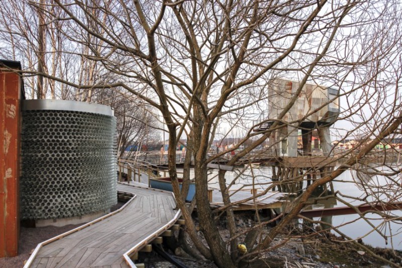 O pessoal do Raumlabor, escritório de arquitetura baseado em Berlin, criou o projeto de uma sauna pública na região portuária de Frihamnen, em Gotemburgo. Do lado de fora, esse prédio tem um visual industrial que parece remeter a tradição portuária dessa parte da cidade sueca. Mas, por dentro, tudo é diferente.