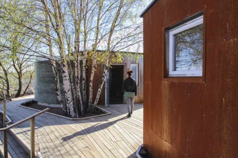O pessoal do Raumlabor, escritório de arquitetura baseado em Berlin, criou o projeto de uma sauna pública na região portuária de Frihamnen, em Gotemburgo. Do lado de fora, esse prédio tem um visual industrial que parece remeter a tradição portuária dessa parte da cidade sueca. Mas, por dentro, tudo é diferente.