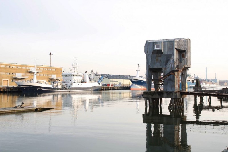 O pessoal do Raumlabor, escritório de arquitetura baseado em Berlin, criou o projeto de uma sauna pública na região portuária de Frihamnen, em Gotemburgo. Do lado de fora, esse prédio tem um visual industrial que parece remeter a tradição portuária dessa parte da cidade sueca. Mas, por dentro, tudo é diferente.