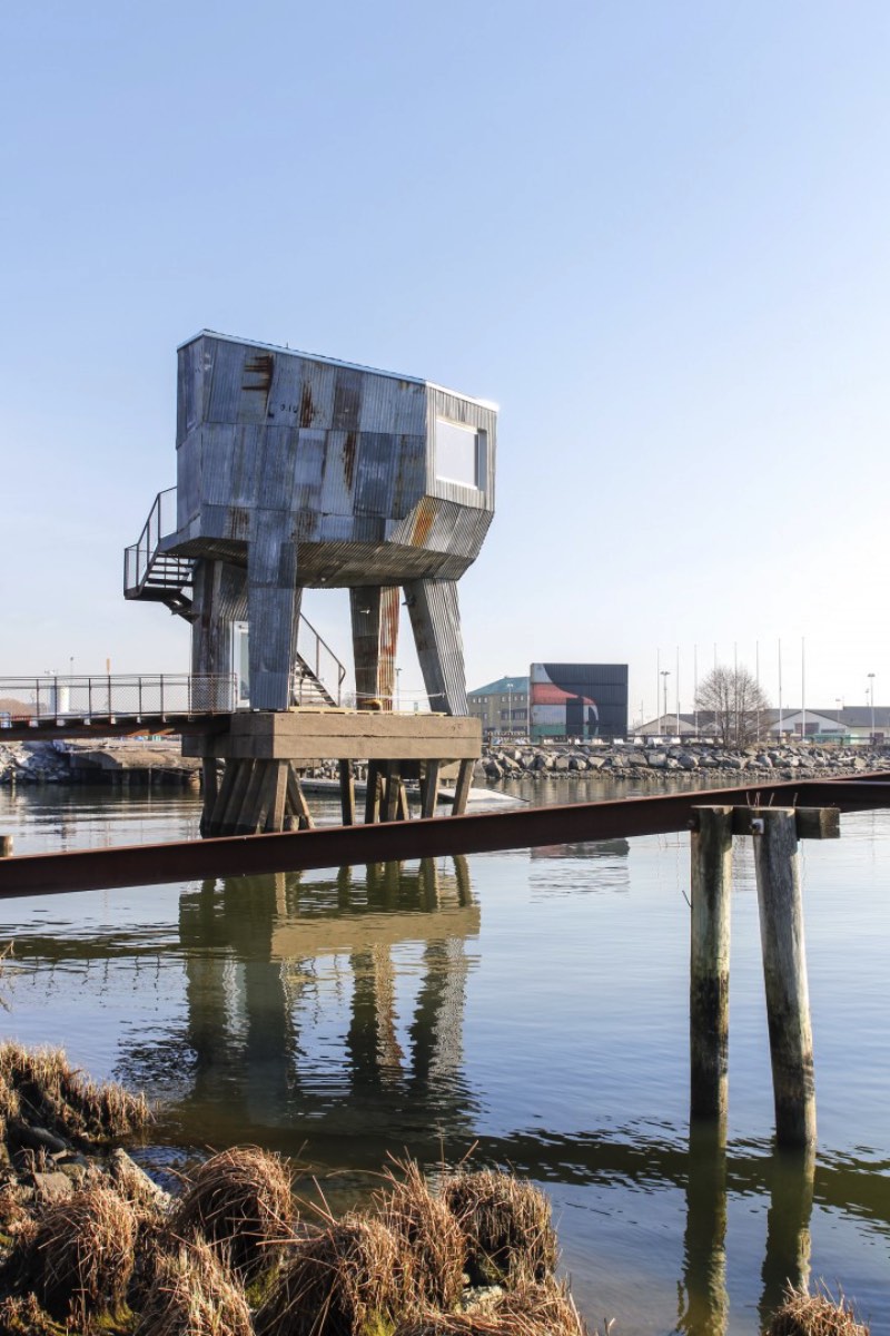 O pessoal do Raumlabor, escritório de arquitetura baseado em Berlin, criou o projeto de uma sauna pública na região portuária de Frihamnen, em Gotemburgo. Do lado de fora, esse prédio tem um visual industrial que parece remeter a tradição portuária dessa parte da cidade sueca. Mas, por dentro, tudo é diferente.