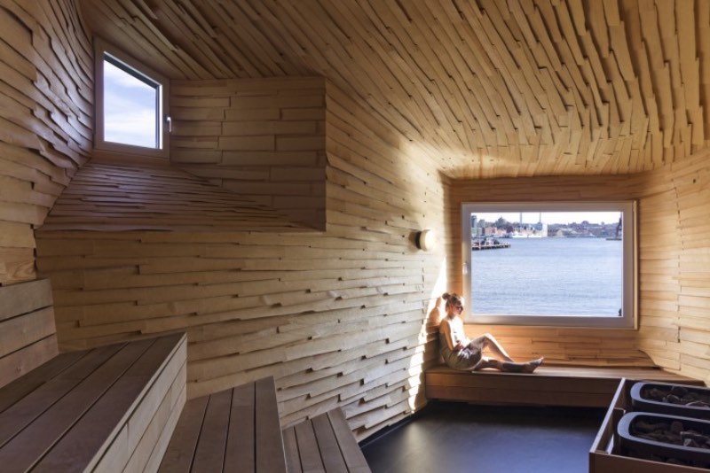 O pessoal do Raumlabor, escritório de arquitetura baseado em Berlin, criou o projeto de uma sauna pública na região portuária de Frihamnen, em Gotemburgo. Do lado de fora, esse prédio tem um visual industrial que parece remeter a tradição portuária dessa parte da cidade sueca. Mas, por dentro, tudo é diferente.