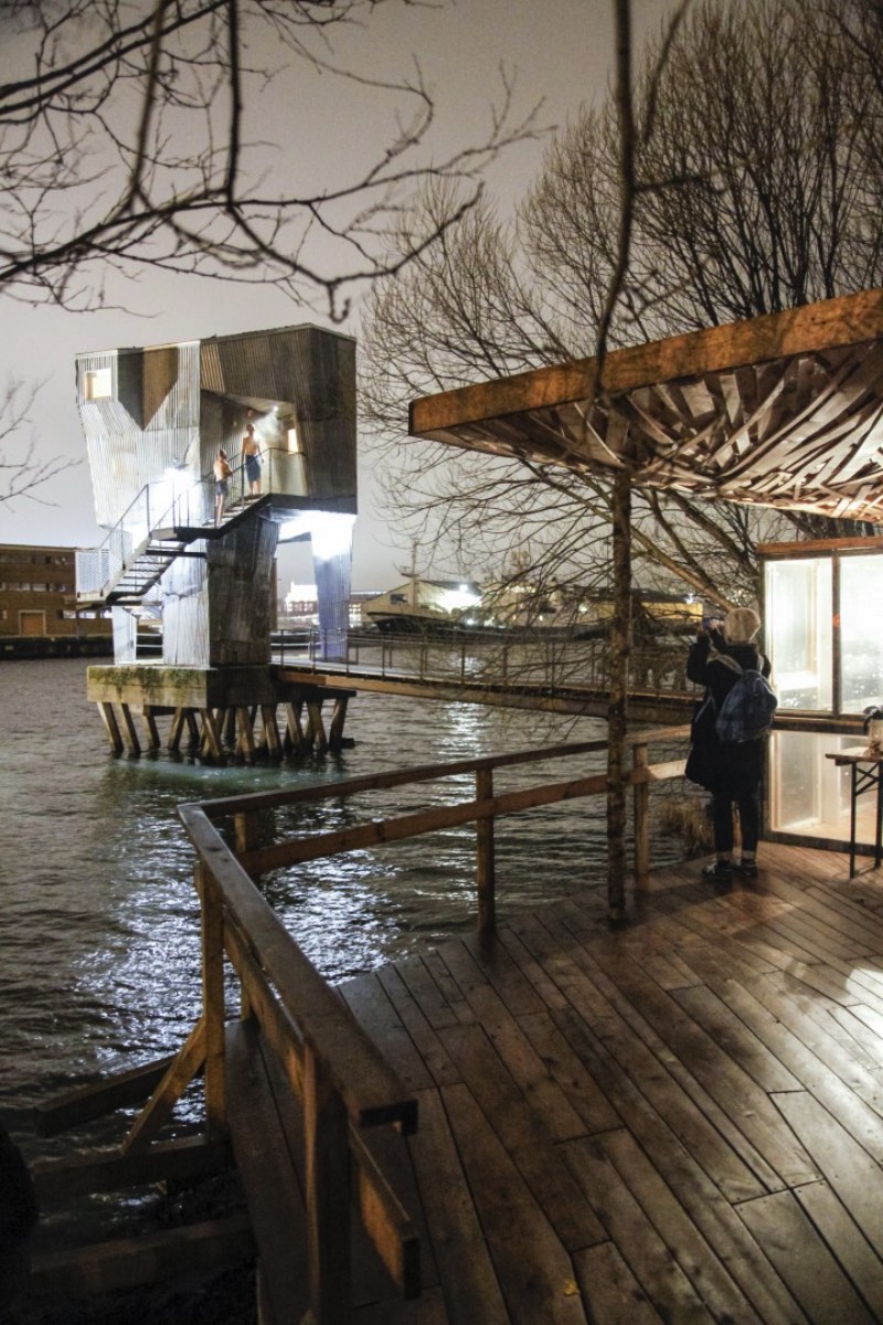 O pessoal do Raumlabor, escritório de arquitetura baseado em Berlin, criou o projeto de uma sauna pública na região portuária de Frihamnen, em Gotemburgo. Do lado de fora, esse prédio tem um visual industrial que parece remeter a tradição portuária dessa parte da cidade sueca. Mas, por dentro, tudo é diferente.