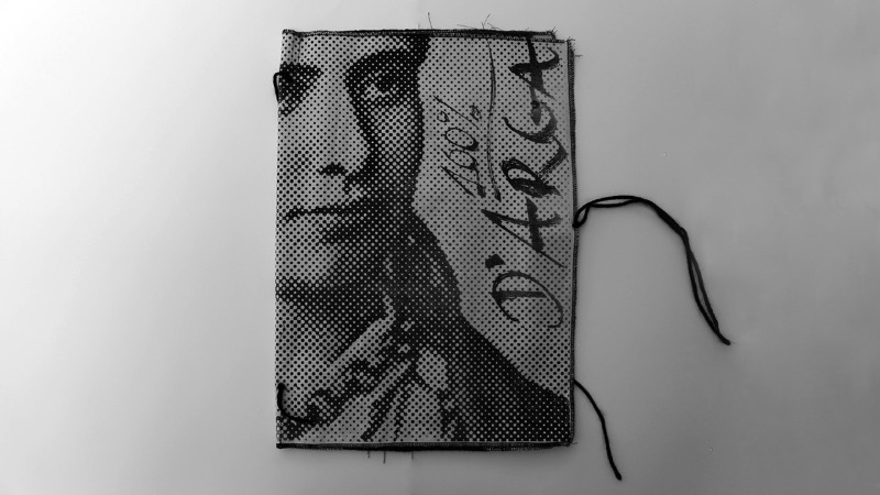 Senhora d'Arga é um projeto comunitário liderado pela artista protuguesa Luísa Manso e esse projeto tem a finalidade de redescobrir as tradições da região de Serra d'Arga. Localizada no norte de Portugal, Serra d'Arga é famosa pela suas tradições textêis de bordado e tecelagem. Foi assim que surgiu o jornal feito de tecido chamado de 100% d'Arga.