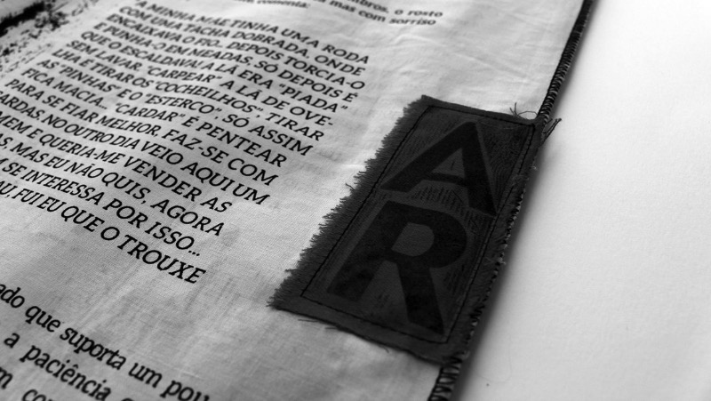 Senhora d'Arga é um projeto comunitário liderado pela artista protuguesa Luísa Manso e esse projeto tem a finalidade de redescobrir as tradições da região de Serra d'Arga. Localizada no norte de Portugal, Serra d'Arga é famosa pela suas tradições textêis de bordado e tecelagem. Foi assim que surgiu o jornal feito de tecido chamado de 100% d'Arga.