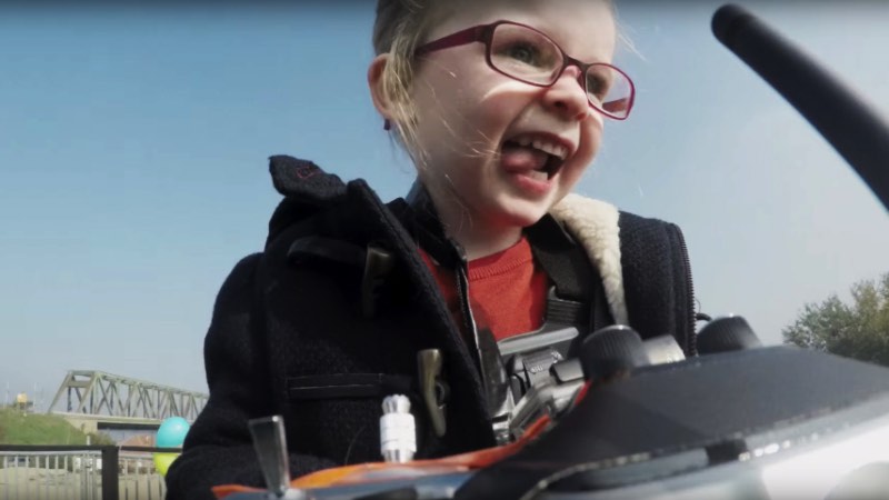 A Volvo Trucks resolveu mostrar a durabilidade e estabilidade dos seus caminhões colocando uma garotinha de 4 anos para dirigir um dos seus caminhões Volvo FMX. Tudo isso remotamente já que seria complicado para Sophie alcançar os pedais dentro do caminhão. Usando o controle remoto, ela testou o controle automático de tração e tudo que esses veículos conseguem fazer.