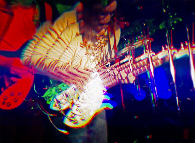 Yoshi Sodeoka é um artista multidisciplinar e músico lá de Yokohama mas que mora e trabalha em Nova Iorque há mais de duas décadas. Seus trabalhos de maior destaque são seus projetos em vídeo que poderiam ser descritos como neo-psicodelia. Foi com esse estilo bem especial que ele trabalhou com bandas como Psychic TV, Tame Impala, Yeasayer, Beck, The Presets. Mas seu trabalho não para por ai, seu estilo visual já foi usado em moda, publicidade e alguns projetos de arte.