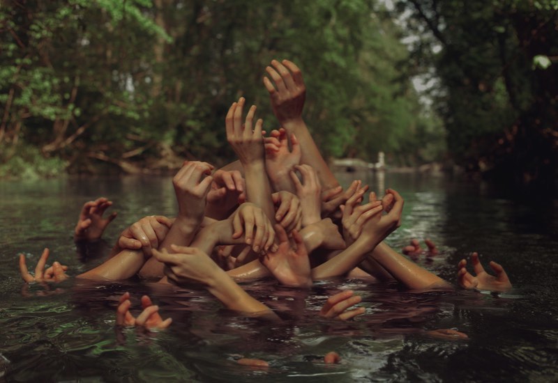 Kyle Thompson começou a fotografar quando ele tinha 19 anos e tudo aconteceu depois que ele descobriu algumas casas abandonadas na região onde morava. Ele sentiu que precisava registrar e documentar o abandono e a decomposição dessas residências tão próximas dele e foi assim que sua carreira em fotografia começou.