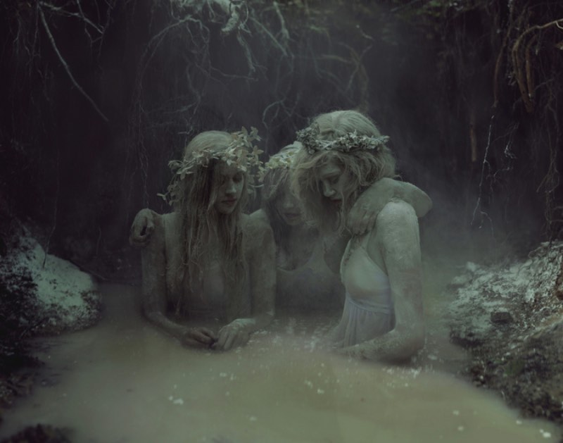 Kyle Thompson começou a fotografar quando ele tinha 19 anos e tudo aconteceu depois que ele descobriu algumas casas abandonadas na região onde morava. Ele sentiu que precisava registrar e documentar o abandono e a decomposição dessas residências tão próximas dele e foi assim que sua carreira em fotografia começou.