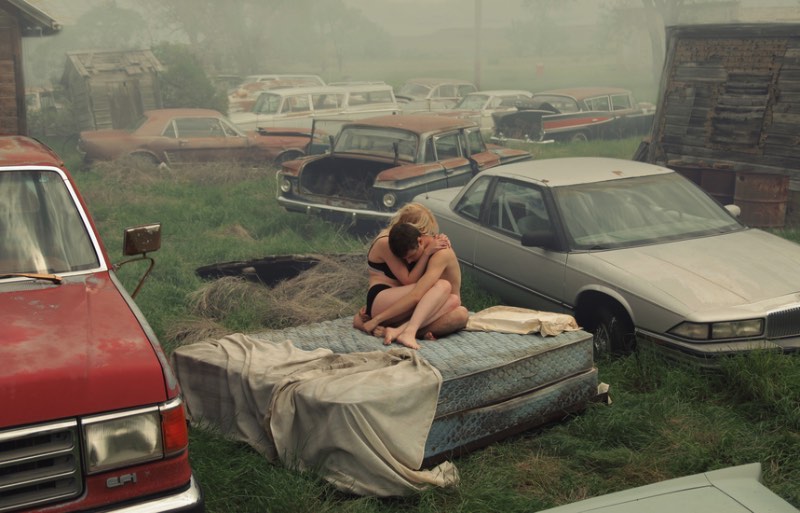 Kyle Thompson começou a fotografar quando ele tinha 19 anos e tudo aconteceu depois que ele descobriu algumas casas abandonadas na região onde morava. Ele sentiu que precisava registrar e documentar o abandono e a decomposição dessas residências tão próximas dele e foi assim que sua carreira em fotografia começou.