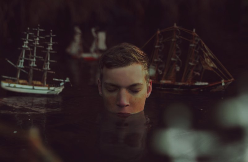 Kyle Thompson começou a fotografar quando ele tinha 19 anos e tudo aconteceu depois que ele descobriu algumas casas abandonadas na região onde morava. Ele sentiu que precisava registrar e documentar o abandono e a decomposição dessas residências tão próximas dele e foi assim que sua carreira em fotografia começou.