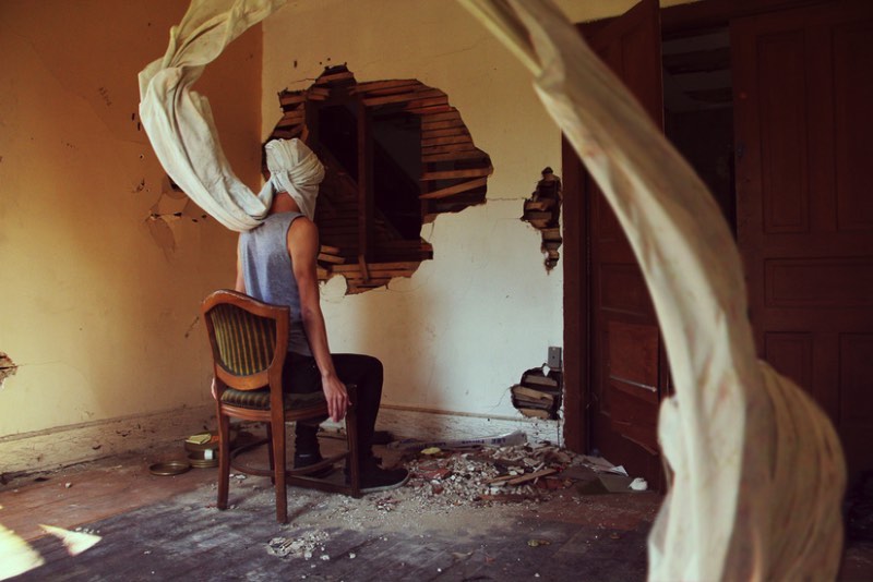 Kyle Thompson começou a fotografar quando ele tinha 19 anos e tudo aconteceu depois que ele descobriu algumas casas abandonadas na região onde morava. Ele sentiu que precisava registrar e documentar o abandono e a decomposição dessas residências tão próximas dele e foi assim que sua carreira em fotografia começou.