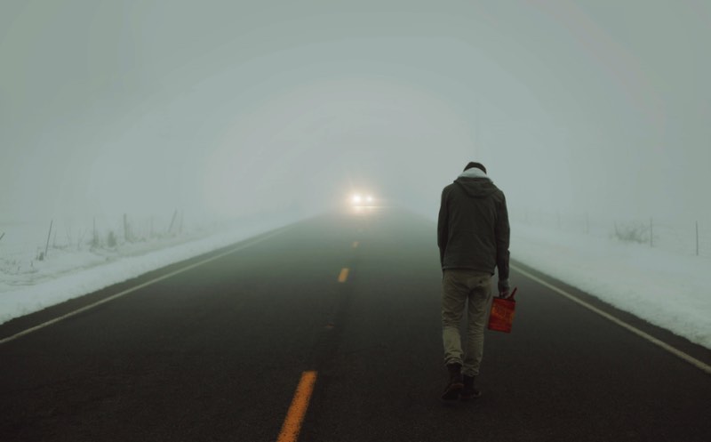 Kyle Thompson começou a fotografar quando ele tinha 19 anos e tudo aconteceu depois que ele descobriu algumas casas abandonadas na região onde morava. Ele sentiu que precisava registrar e documentar o abandono e a decomposição dessas residências tão próximas dele e foi assim que sua carreira em fotografia começou.