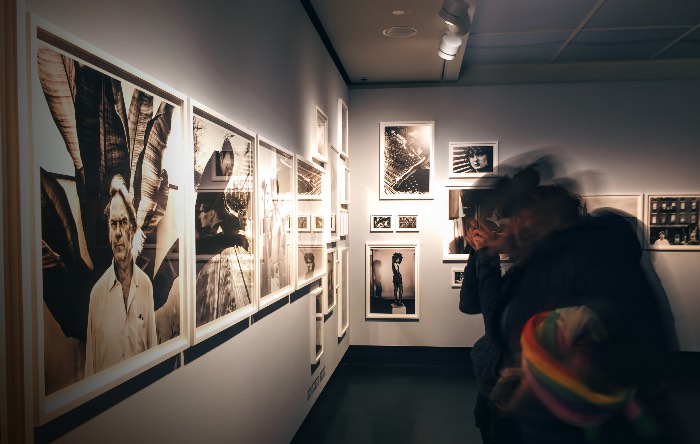 Para celebrar os sessenta anos de Anton Corbijn, o C/O Berlin resolveu montar uma exposição especial fazendo uma retrospectiva do trabalho dele com cerca de 600 fotografias. Muitas delas nunca foram vistas antes e isso é apenas um pequeno detalhe que transforma essa exposição em algo especial.