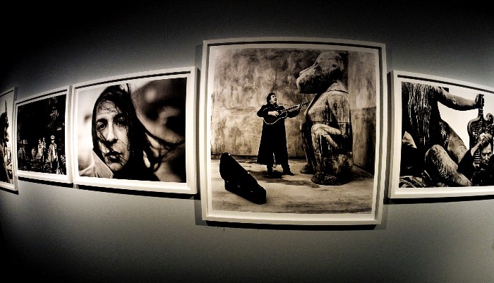 Para celebrar os sessenta anos de Anton Corbijn, o C/O Berlin resolveu montar uma exposição especial fazendo uma retrospectiva do trabalho dele com cerca de 600 fotografias. Muitas delas nunca foram vistas antes e isso é apenas um pequeno detalhe que transforma essa exposição em algo especial.