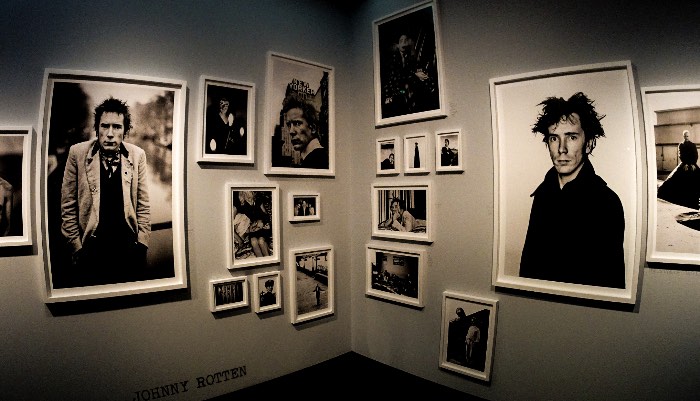 Para celebrar os sessenta anos de Anton Corbijn, o C/O Berlin resolveu montar uma exposição especial fazendo uma retrospectiva do trabalho dele com cerca de 600 fotografias. Muitas delas nunca foram vistas antes e isso é apenas um pequeno detalhe que transforma essa exposição em algo especial.